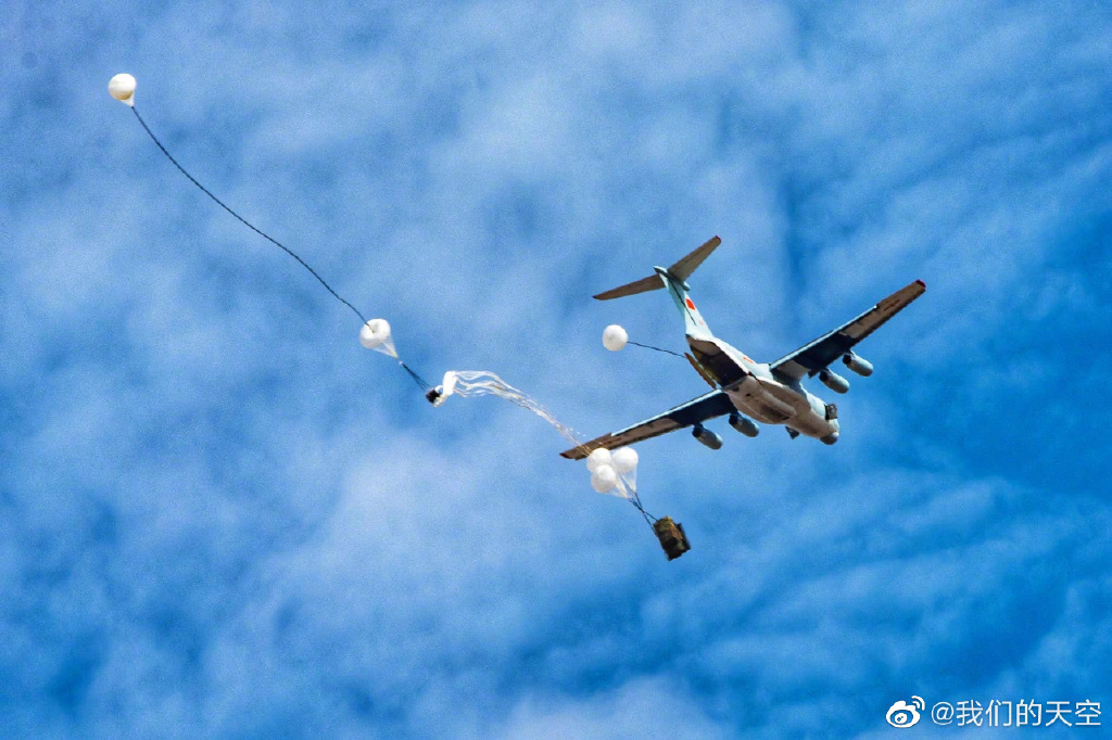 新装备入列！空降兵列装轮式装甲车