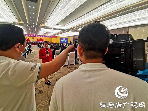 驻马店广播电视台记者：“两会”上流动的风景线