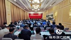 参会政协委员分组讨论政府工作报告