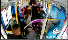 突发！老人公交车内嘶声呼救，多名乘客手足无措，紧急时刻……