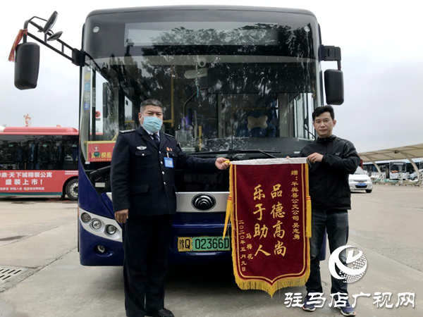 突发！老人公交车内嘶声呼救，多名乘客手足无措，紧急时刻……