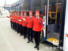 驻马店市12路公交线上的“巾帼红”成为市区一道靓丽风景线