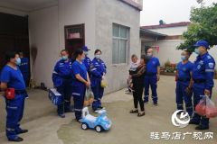 驻马店市红十字蛟龙应急搜救人员看望落井被救小男孩