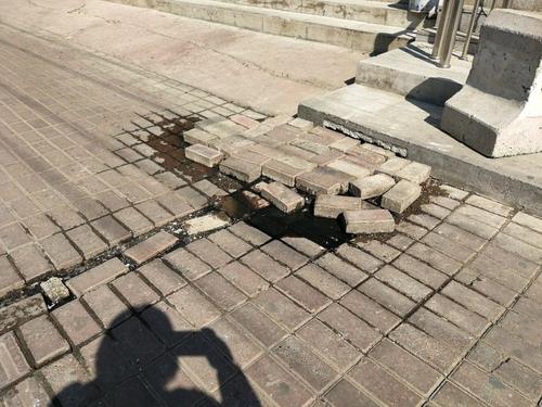 地下道污水外溢存隐患 多部门称不属他们管