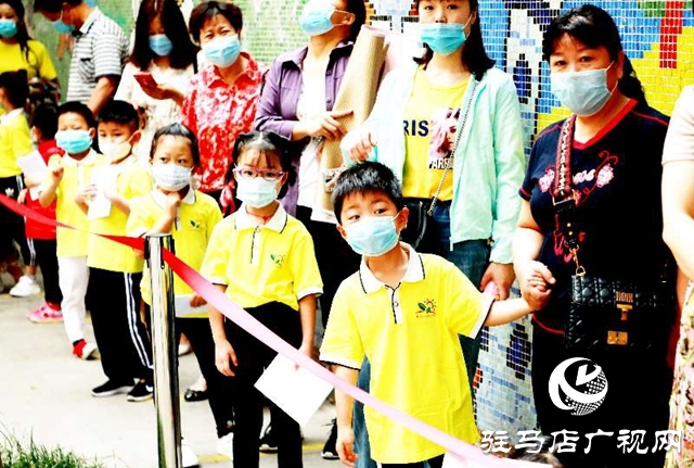 驻马店市各幼儿园今日错峰开学，老师笑迎萌娃归！