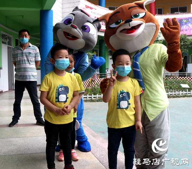 驻马店市各幼儿园今日错峰开学，老师笑迎萌娃归！