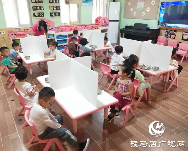 驻马店市各幼儿园今日错峰开学，老师笑迎萌娃归！