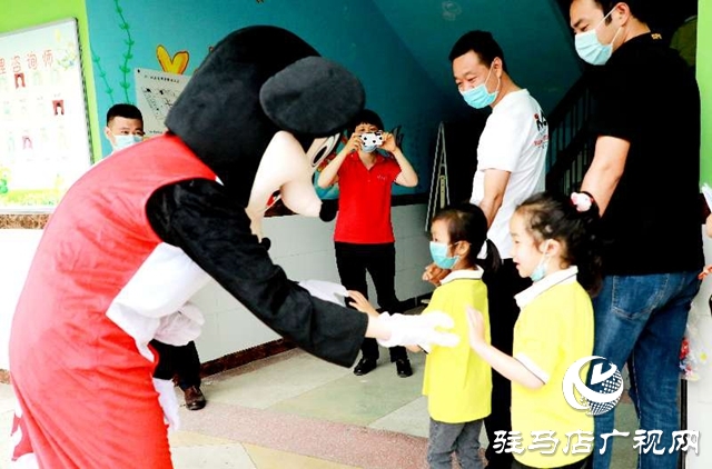 驻马店市各幼儿园今日错峰开学，老师笑迎萌娃归！