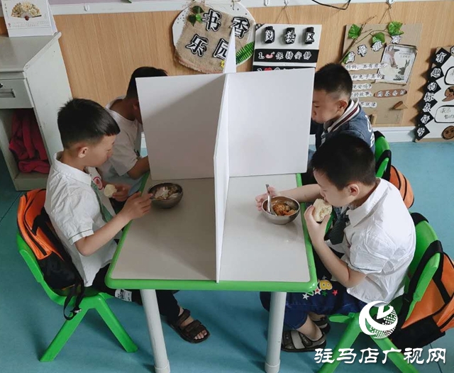 驻马店市各幼儿园今日错峰开学，老师笑迎萌娃归！