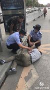 男子醉酒躺路边   巡警帮助找家人