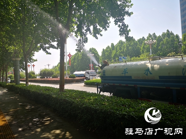 市园林绿化中心出动十余辆水车为绿化带“消暑解渴”