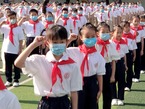 驻马店实验小学少先队新队员入队
