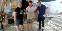 小鸟路边受伤  好心村民帮助