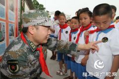 驿城区人武部爱心助学进山村