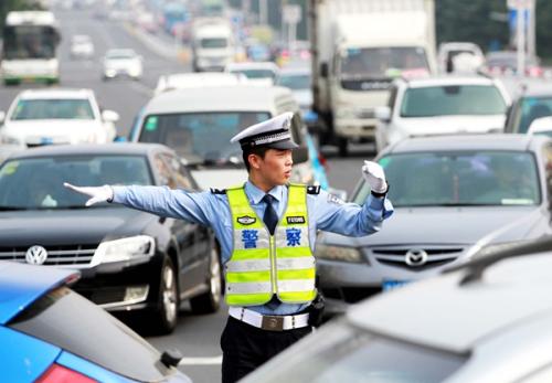 泌阳：交警实战演练 提升应急救援能力