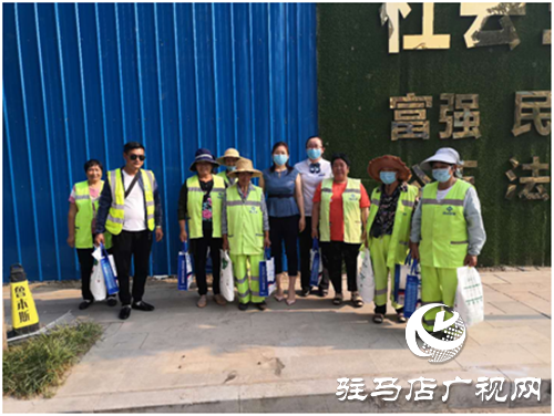 中原银行驻马店雪松支行炎炎夏日为环卫工人送清凉传递正能量