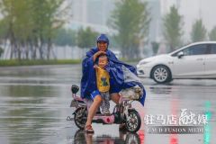 【大河网景】暴雨突袭 郑州雨中众生相