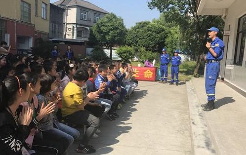 泌阳蓝天救援队开展校园安全教育活动