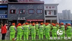 驻马店市妇联巾帼志愿者包粽子礼献“城市美容师”