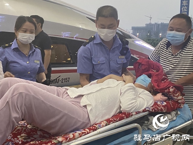 后旅客术出站难 驻马店西站急救助