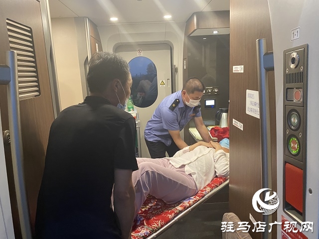 后旅客术出站难 驻马店西站急救助
