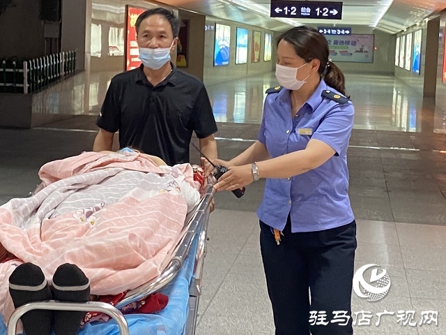 后旅客术出站难 驻马店西站急救助