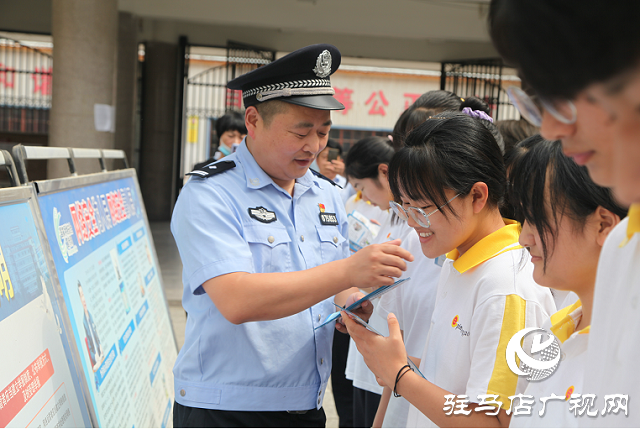 平舆县公安局组织民警开展送法进校园活动