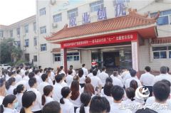 中原银行驻马店分行举行庆“七一”主题党日暨新党员入党宣誓活动