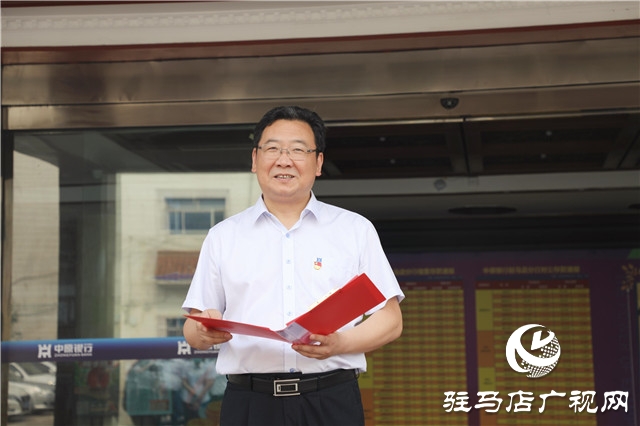 中原银行驻马店分行举行庆“七一”主题党日暨新党员入党宣誓活动