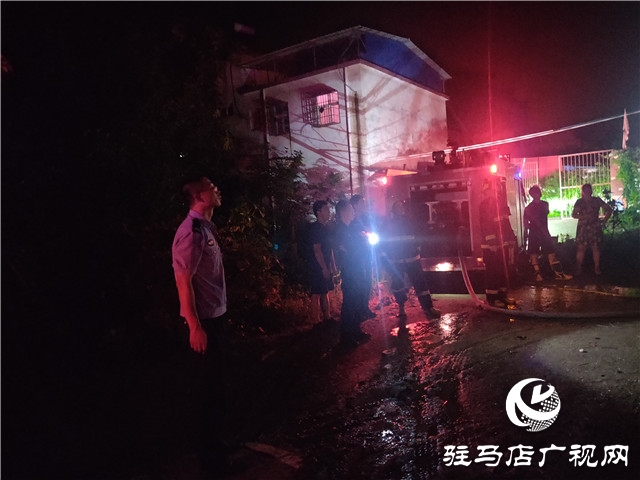 居民厨房深夜起火  正阳民警奋力扑救消除险情