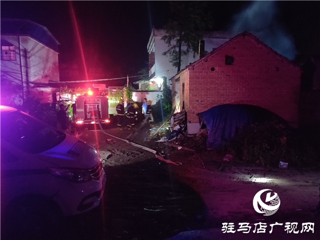 居民厨房深夜起火  正阳民警奋力扑救消除险情