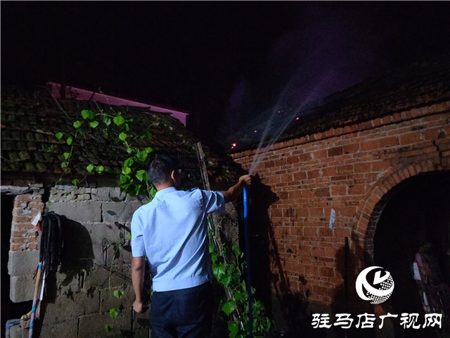 居民厨房深夜起火  正阳民警奋力扑救消除险情