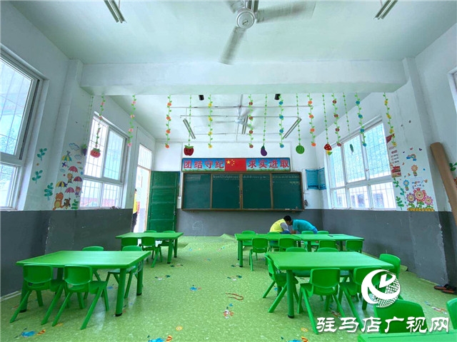 驻马店阳光助学志愿者为留守儿童改造教室