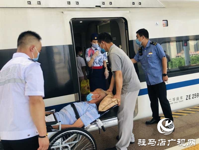驻马店西站：帮扶重点旅客  真情温暖人心