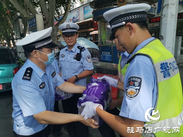 向坚守在高温一线的人民警察致敬！