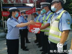 向坚守在高温一线的人民警察致敬！