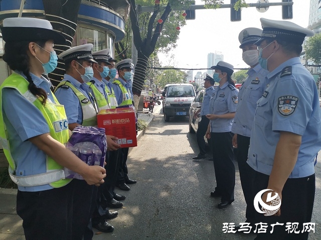 向坚守在高温一线的人民警察致敬！