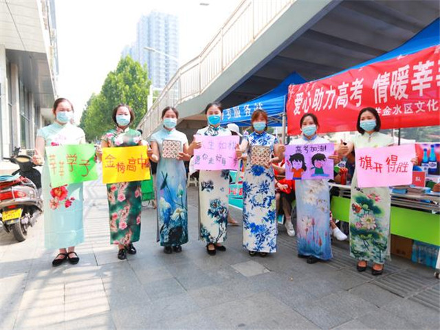 烈日下的“最强应援” 记录场外家长陪考团