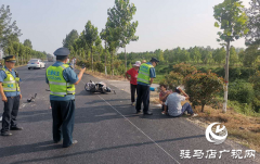 路遇交通事故 正阳交通执法人员温情救助