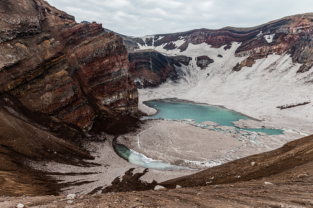 俄罗斯“冰”火山 融雪形成火山冰湖