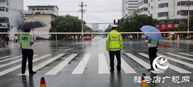 平舆县民警护航中招考试