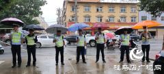 平舆县民警护航中招考试
