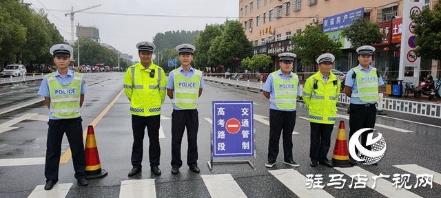 平舆县民警护航中招考试
