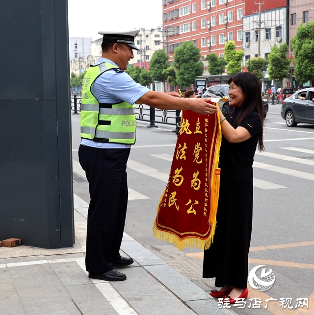 暖心！群众将锦旗送到岗位上