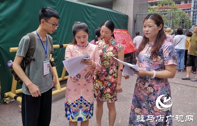 驻马店实验中学老师穿旗袍为考生加油