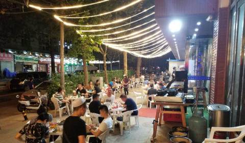 河南出台22条政策措施 允许商家采取“店铺外摆”“露天市场”等方式销售