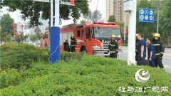 驻马店文明路上一高压分变箱突然冒烟起火