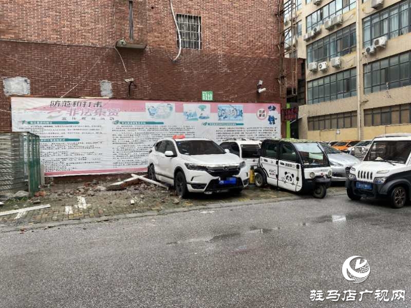 小区临街窗户脱落 砸中楼下停放车辆
