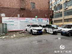 小区临街窗户脱落 砸中楼下停放车辆