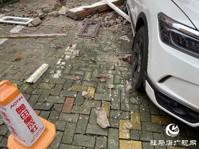 小区临街窗户脱落 砸中楼下停放车辆
